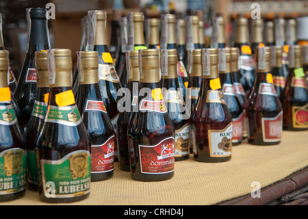 Grande sélection de bouteilles d'hydromel. Food and Wine Fair à peu de place du marché, Cracovie, Pologne. Banque D'Images