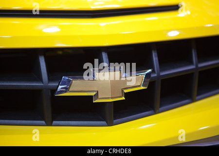 Logo de Chevrolet à l'avant de la voiture jaune. Close up Banque D'Images