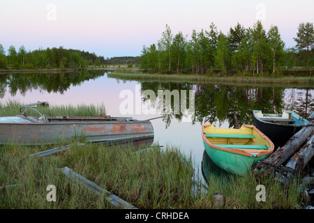 Nuits blanches à forest river, en Carélie, Russie. Minuit, 01:00 am. Bateaux sur la rivière. Reflet dans l'eau et sans vent Banque D'Images