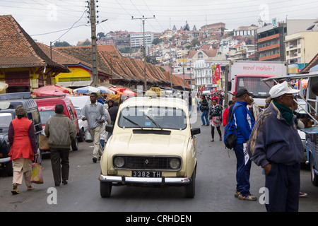 Renault 4 voiture de taxi sur rue, marché Analakely, Antananarivo, Madagascar Banque D'Images