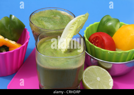 Veggie sain green drinks à base de fruits et légumes. Ces boissons sont faites à partir d'épinards, laitue, tomates, poivrons. Banque D'Images
