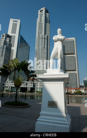 Statue de Sir Raffles, fondateur de Singapour, près de la rivière Singapour avec vue sur le centre-ville de gratte-ciels Banque D'Images