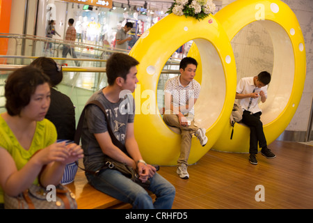 Centre commercial avec les acheteurs, à Beijing, Chine Banque D'Images