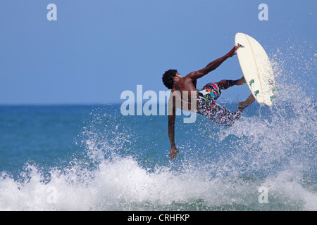 Surfer à Playa Cocles, Puerto Viejo, au sud de la côte des Caraïbes, le Costa Rica. Banque D'Images