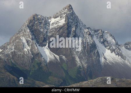 Majestueux sommets de montagnes à l'est du Canal Magdalena, le long du détroit de Magellan, Chili Banque D'Images