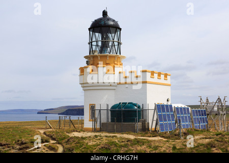 Birsay phare construit par David UN Stevenson en 1925 est maintenant alimenté par des panneaux solaires sur Brough de Birsay Orkney Islands Ecosse Banque D'Images