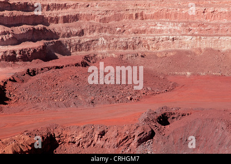 Grande mine à ciel ouvert, mine de fer montrant les différentes couches de terre et de minerai riche en fer Banque D'Images