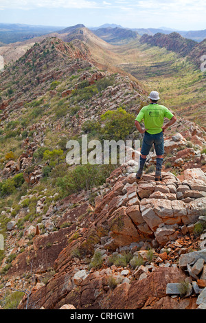 Vue le long des West MacDonnell Ranges à Mt Sonder à partir de dénombrements Larapinta Trail sur le point Banque D'Images