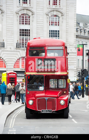 London Routemaster bus stationné à Piccadilly Circus. Londres Banque D'Images