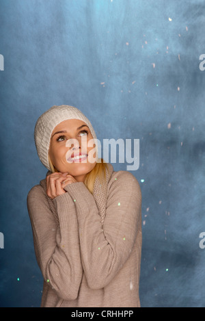 Woman wearing Knit hat en face de fond de neige, portrait Banque D'Images