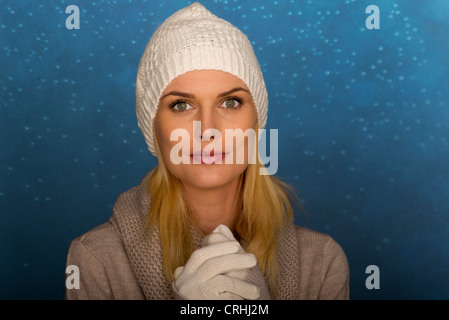 Woman wearing Knit hat et des gants, portrait Banque D'Images