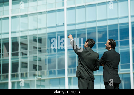 Les dirigeants d'en face de l'immeuble de bureaux, l'autre dirigée en distance Banque D'Images