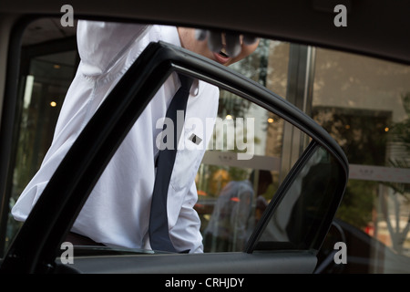 Chasseur de l'hôtel voiture d'ouverture de porte passager à Beijing, Chine. Banque D'Images