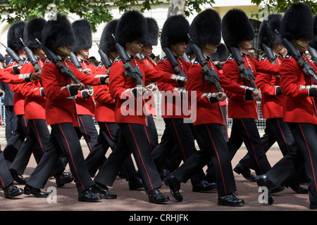 16 juin marche vers le bas le centre commercial gardes pour la parade la couleur en célébration de l'anniversaire de Queens à Londres Banque D'Images