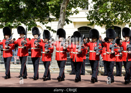 16 juin marche vers le bas le centre commercial gardes pour la parade la couleur en célébration de l'anniversaire de Queens à Londres Banque D'Images