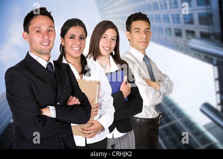 Young business people standing in a row, smiling Banque D'Images