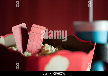 Billets de cinéma et popcorn Banque D'Images