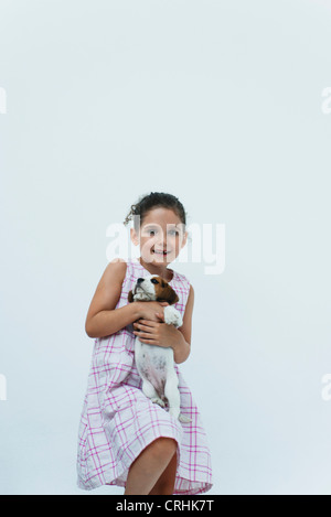 Girl holding beagle puppy Banque D'Images