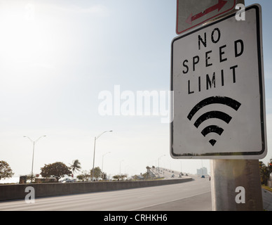 Pas de limite de vitesse sur autoroute signe Banque D'Images