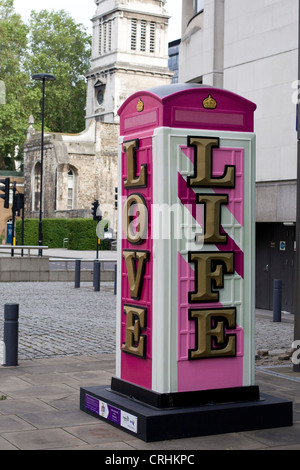 Boîte de téléphone rose orné de l'Union flag poussière de diamant et le message Vive la vie l'amour pour le projet BT ArtBox Banque D'Images