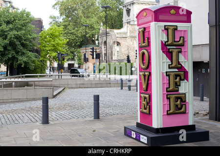 Boîte de téléphone rose orné de l'Union flag poussière de diamant et le message Vive la vie l'amour pour le projet BT ArtBox Banque D'Images