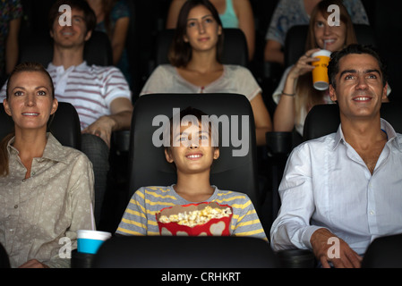 Regarder la vidéo dans le théâtre de la famille Banque D'Images