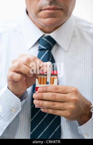 Retrait de l'homme euro laminées de paquet de cigarettes Banque D'Images