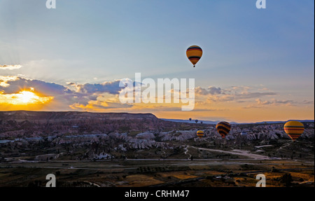 Dawn Flight de montgolfières sur la Cappadoce comme le soleil matinal des pics de la collines calcaires sur la vallée de Goreme Banque D'Images