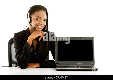 Jeune femme à la peau sombre avec casque et ordinateur portable Banque D'Images