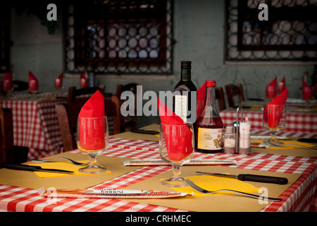 Selective focus sur deux verres sur une table dans un restaurant à Venise. Banque D'Images