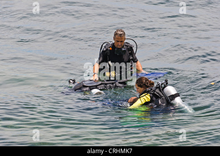 La plongée cours Rescue Diver instructeur de plongée en eau libre d'enseigner aux étudiants - Océan Asie Philippines Puerto Galera Sabang Banque D'Images