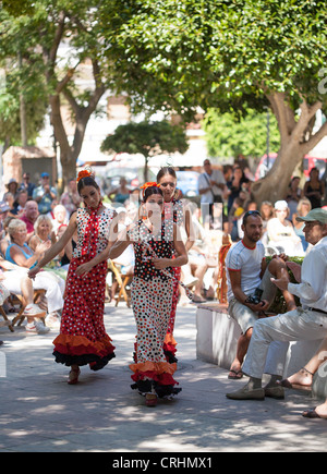 Flamenco espagnol prenant une pause après l'exécution locale du village.Mijas Espagne Banque D'Images