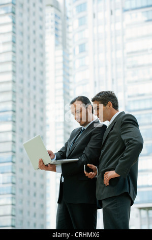 Associés d'affaires à l'aide d'un ordinateur portable à l'extérieur Banque D'Images