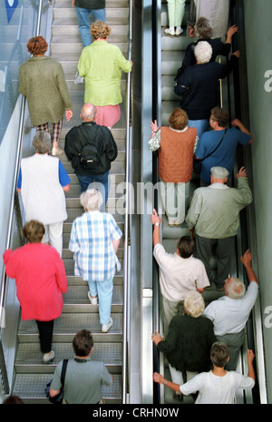 Berlin, Allemagne, un grand nombre de personnes sur un escalator Banque D'Images
