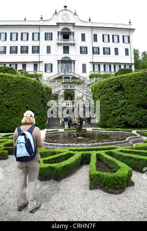 Une femme à la recherche à un guide technique à l'Villa Carlotta, Lac de Côme, Lombardie, lacs italiens, Italie Banque D'Images