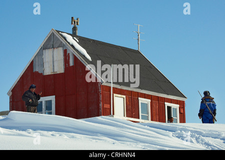 Trois hommes à un pavillon de chasse, le Groenland, l'Ostgroenland, Tunu, Kalaallit Nunaat, Scoresbysund, Kangertittivag, Kap Tobin, Ittoqqortoormiit Banque D'Images