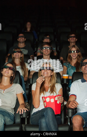 Audience portant lunettes 3-D au cinéma Banque D'Images