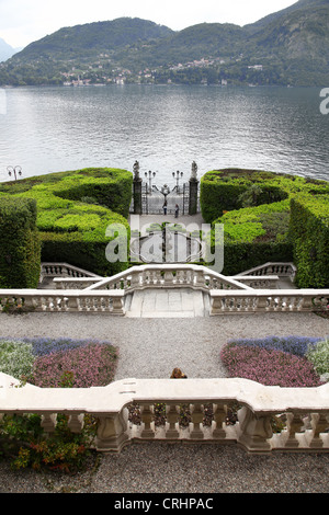 Vue de lac de Côme sur l'entrée et jardins à l'Italienne formelle à la Villa Carlotta, Lac de Côme, Lombardie, lacs italiens, Italie Banque D'Images