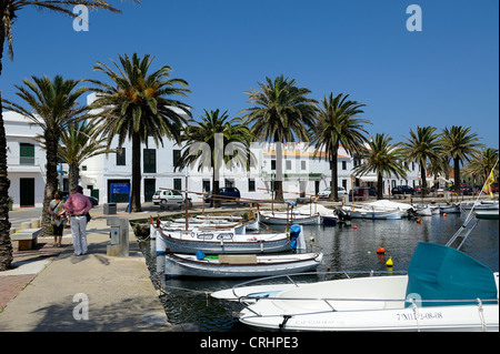 Les touristes à pied autour de l'Harbour en fornells minorque îles Baléares Espagne Banque D'Images