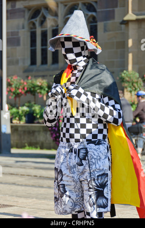 Fan de football football allemand mâle dans échecs Zentai motif traditionnel bavarois et Morphsuit hat et drapeau allemand Heilbronn Allemagne Banque D'Images