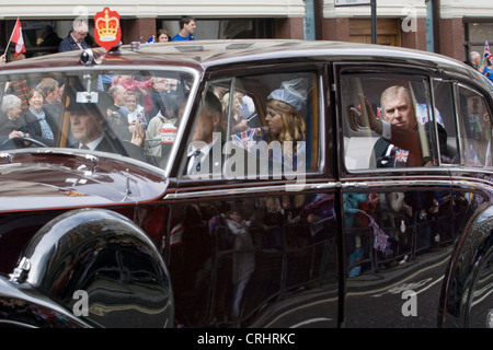 Le prince Andrew et filles se rendant à la Cathédrale St Paul pour le Jubilé de diamant de Queens Banque D'Images