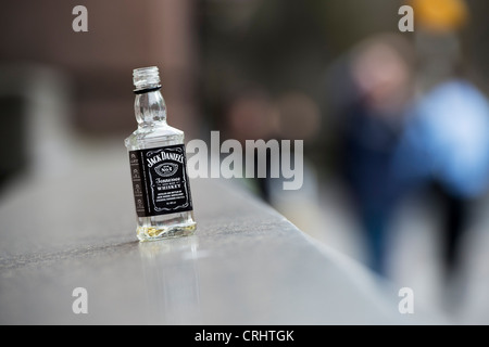 Miniature vide bouteille de whiskey Jack Daniels sur un rebord. Londres. L'Angleterre Banque D'Images