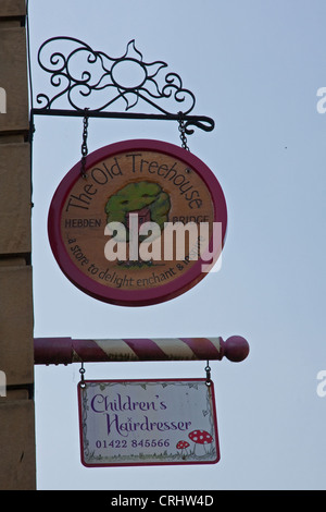 Inscrivez-vous sur la vieille cabane, de jouets et des enfants coiffure, Hebden Bridge Banque D'Images