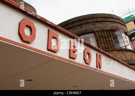 Au mauvais état de l'extérieur de l'ancien cinéma Odeon à York pendant sa rénovation, l'écaillement de la peinture de la signalisation d'origine Banque D'Images