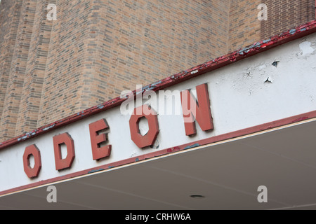 Au mauvais état de l'extérieur de l'ancien cinéma Odeon à York pendant sa rénovation, l'écaillement de la peinture de la signalisation d'origine Banque D'Images