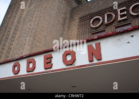 Au mauvais état de l'extérieur de l'ancien cinéma Odeon à York pendant sa rénovation, l'écaillement de la peinture de la signalisation d'origine Banque D'Images