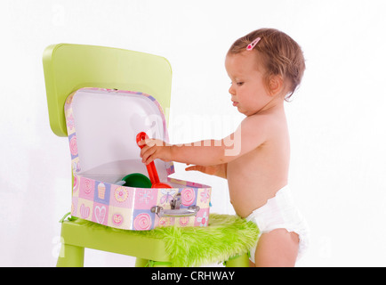 Couches bébé enfant en jouant avec des jouets Banque D'Images