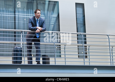 Businessman standing on balcony Banque D'Images