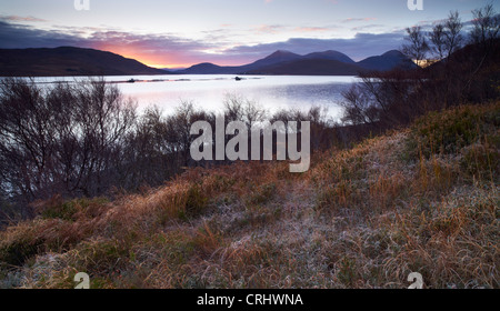Vue vers l'Cuillin Hills et l'île de Scalpay sur le Loch Ainort Moll de la route sur l'île de Skye, Écosse Banque D'Images