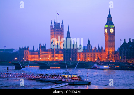 Chambres du Parlement, Big Ben, London Eye Pier & Westminster Bridge courts au crépuscule, vu sur la rivière Thames à partir de la rive sud Banque D'Images
